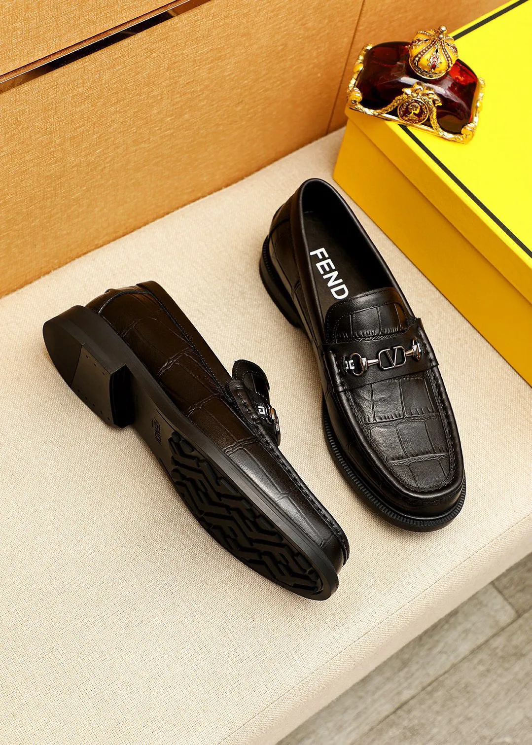 Men's shoes 💰460 💐 Product trademark: FENDI [Fendi] casual leather shoes Regular size: 38-44 (45🉑️customized) Product materials: Selected imported first-layer calfskin embossed upper + luxury hardware buckle, imported cow 🐂 lining. Strong three-dimensional visual effect, rubber outsole Color: 1⃣️color optional